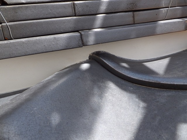 大垣市で雨水が入るような隙間は漆喰の詰め直し、鬼瓦の裏や棟の継ぎ目はシーリング材で補修